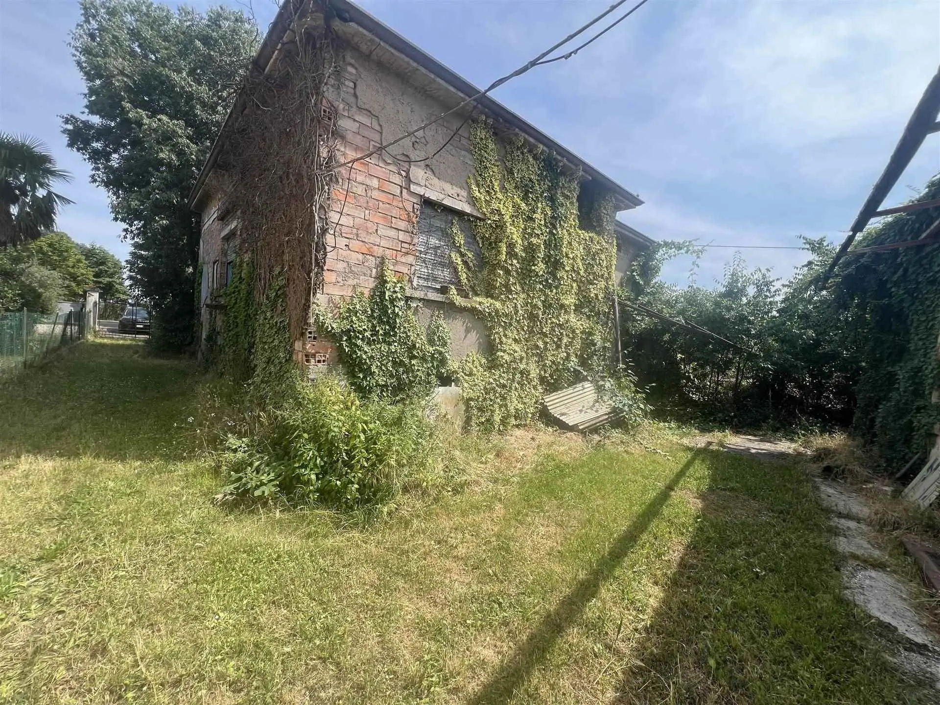 Villa Singola da Ristrutturare con Dépendance e Terreno Agricolo Confinante Villa Singola da Ristrutturare con Dépendance e Terreno Agricolo Confinante