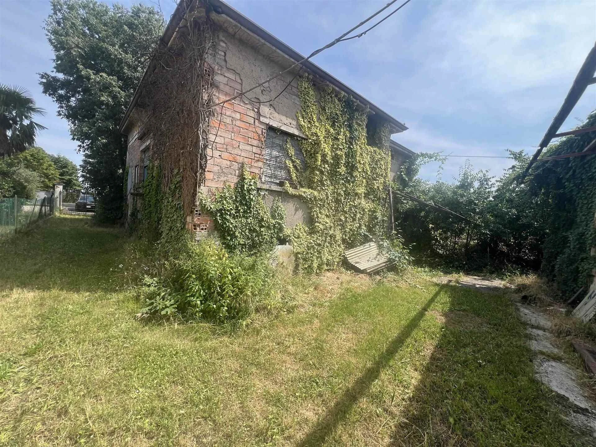 Villa Singola da Ristrutturare con Dépendance e Terreno Agricolo Confinante Villa Singola da Ristrutturare con Dépendance e Terreno Agricolo Confinante