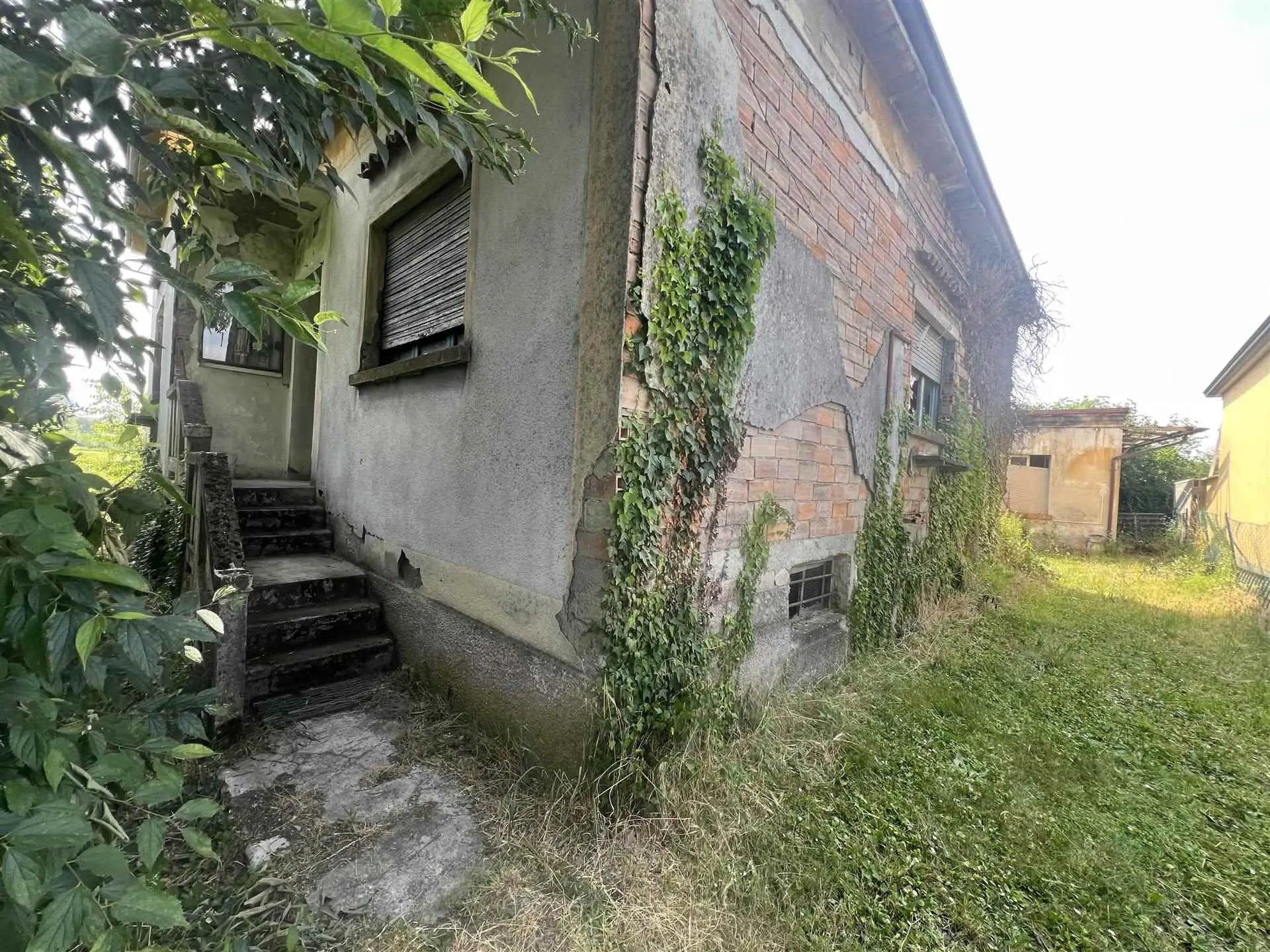 Villa Singola da Ristrutturare con Dépendance e Terreno Agricolo Confinante Villa Singola da Ristrutturare con Dépendance e Terreno Agricolo Confinante