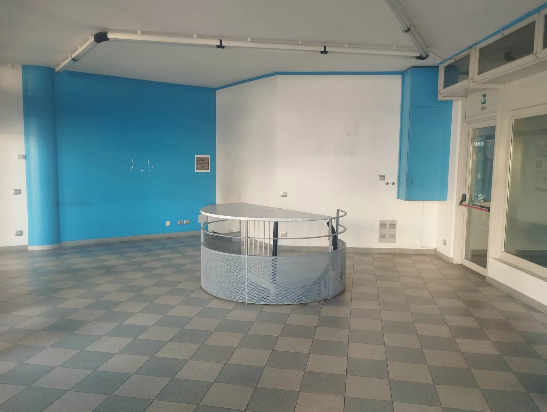 Ampio e Soleggiato Negozio/Ufficio su Strada di forte passaggio Ampio e Soleggiato Negozio/Ufficio su Strada di forte passaggio