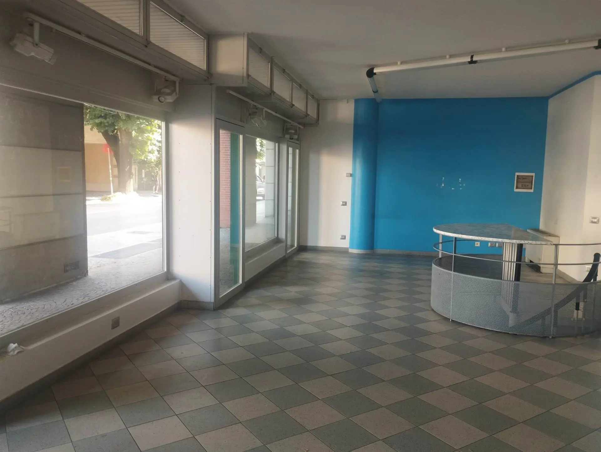 Ampio e Soleggiato Negozio/Ufficio su Strada di forte passaggio Ampio e Soleggiato Negozio/Ufficio su Strada di forte passaggio