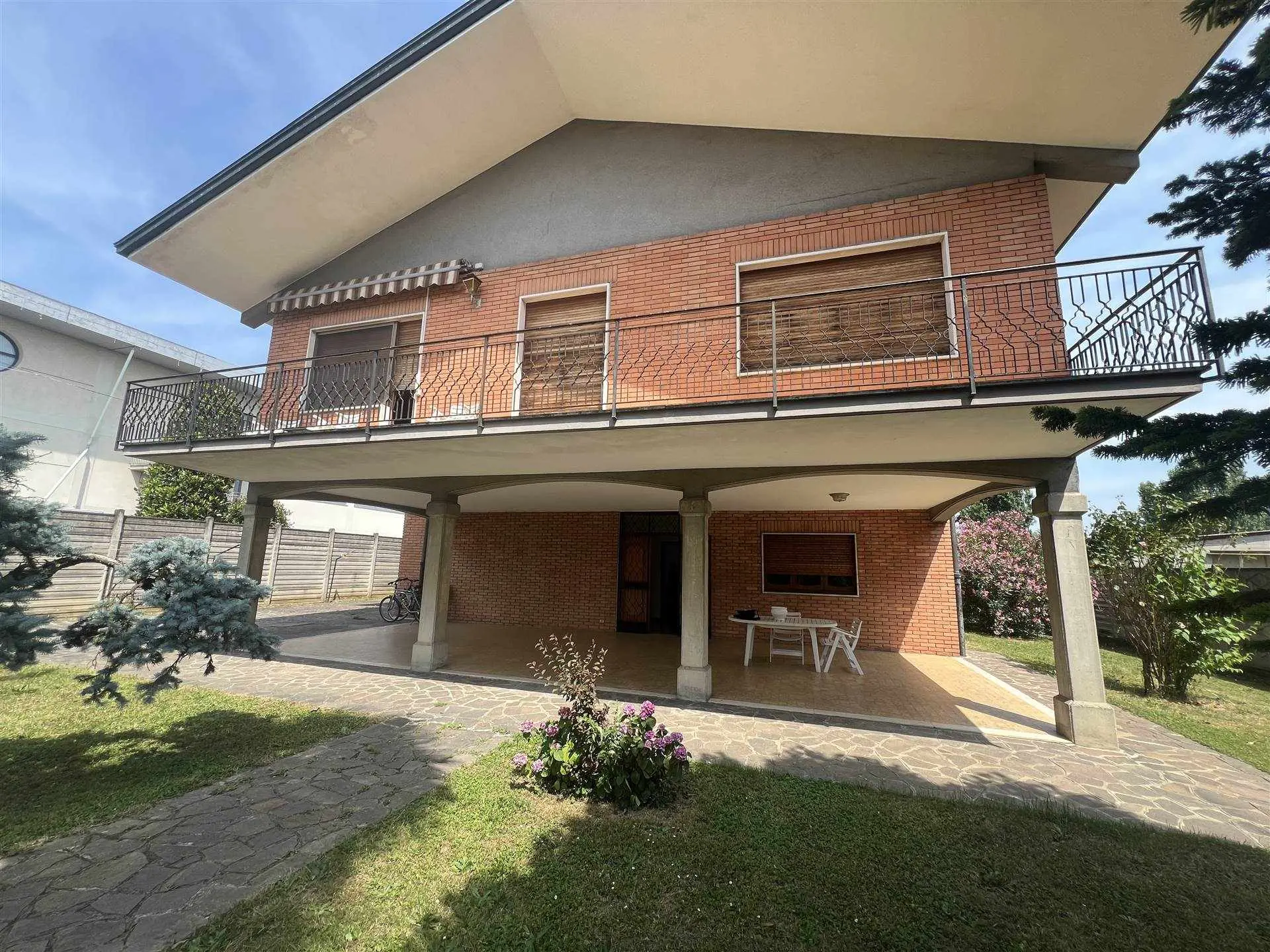 Villa Singola indipendente con Giardino in Ottima Posizione Villa Singola indipendente con Giardino in Ottima Posizione