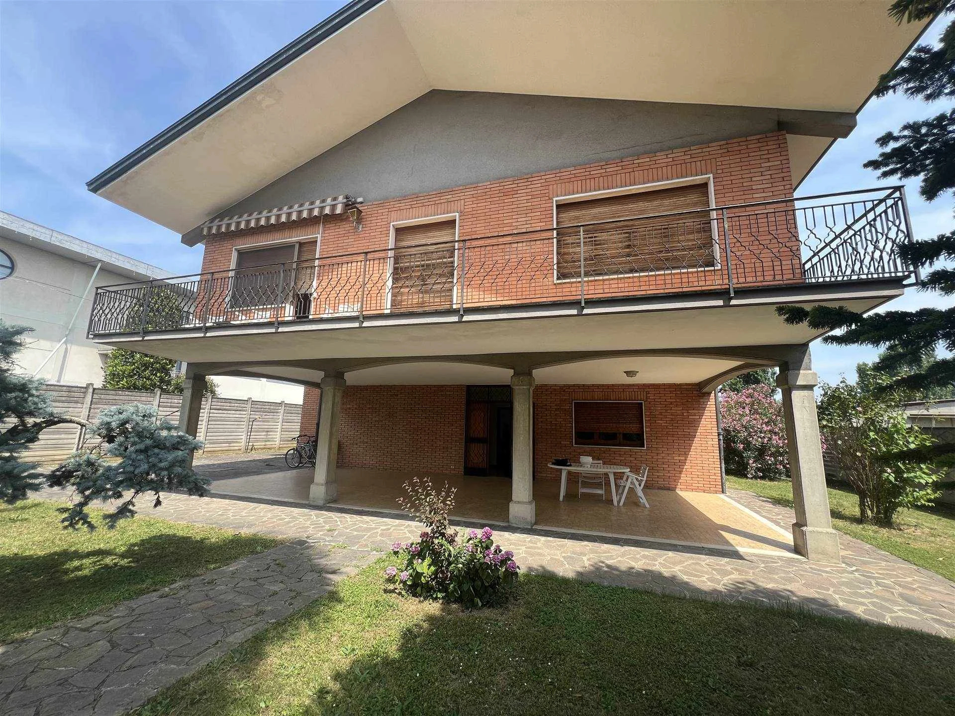 Villa Singola indipendente con Giardino in Ottima Posizione Villa Singola indipendente con Giardino in Ottima Posizione