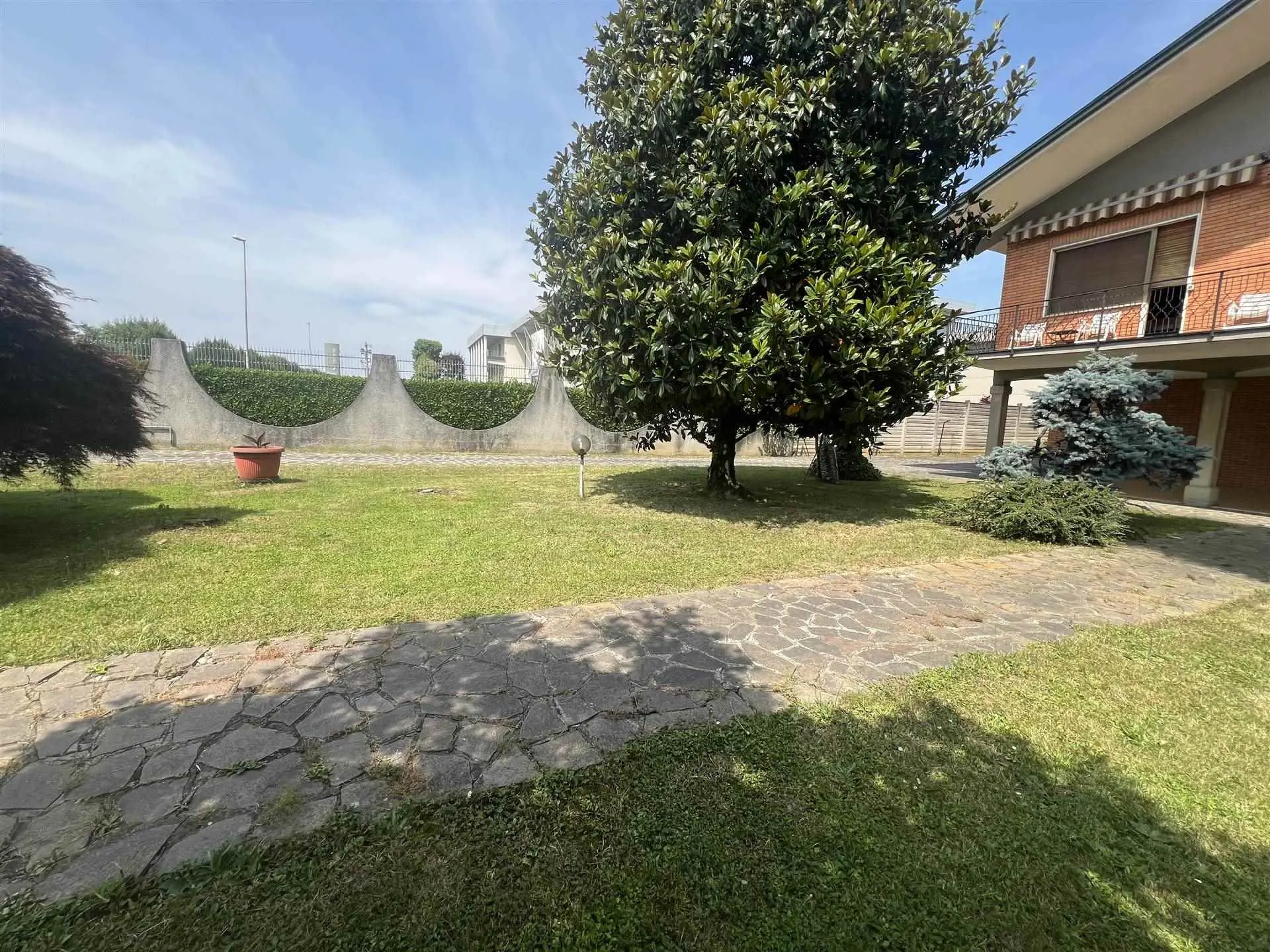 Villa Singola indipendente con Giardino in Ottima Posizione Villa Singola indipendente con Giardino in Ottima Posizione