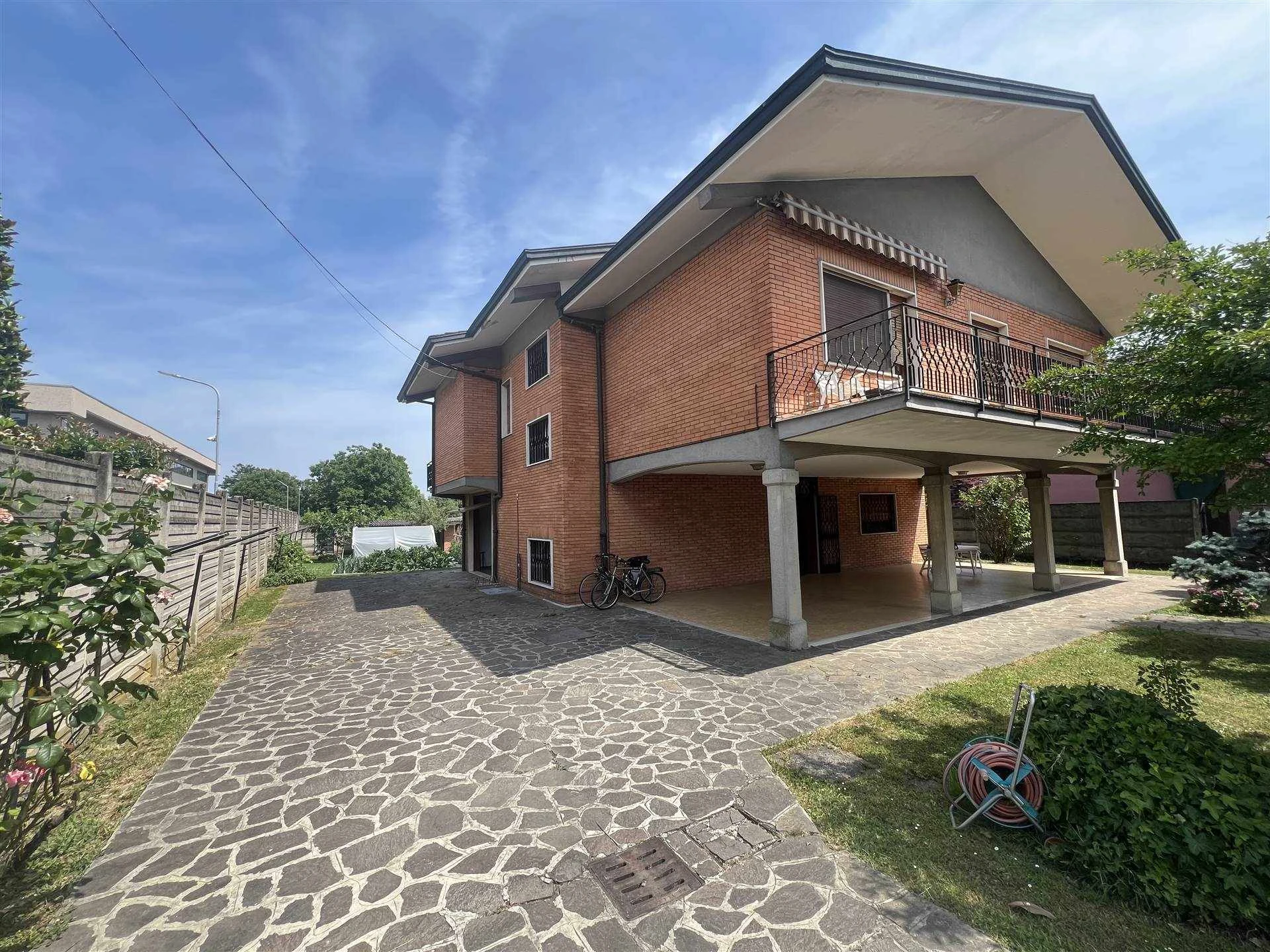 Villa Singola indipendente con Giardino in Ottima Posizione Villa Singola indipendente con Giardino in Ottima Posizione