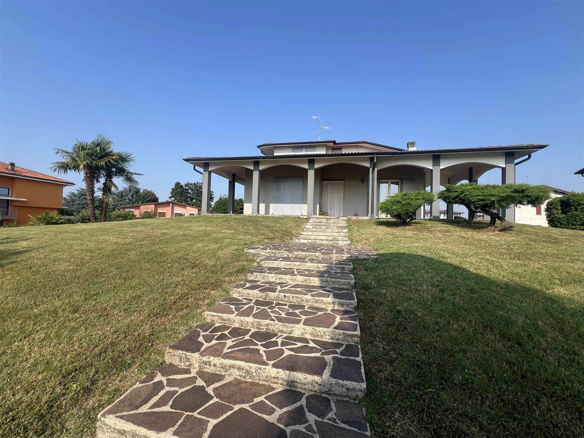 Villa singola con giardino privato di 2000 mq Villa singola con giardino privato di 2000 mq