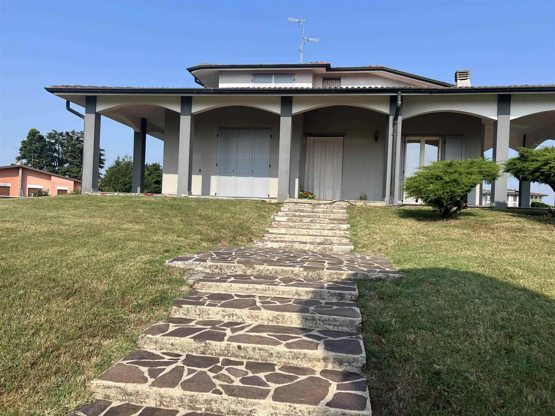 Villa singola con giardino privato di 2000 mq Villa singola con giardino privato di 2000 mq