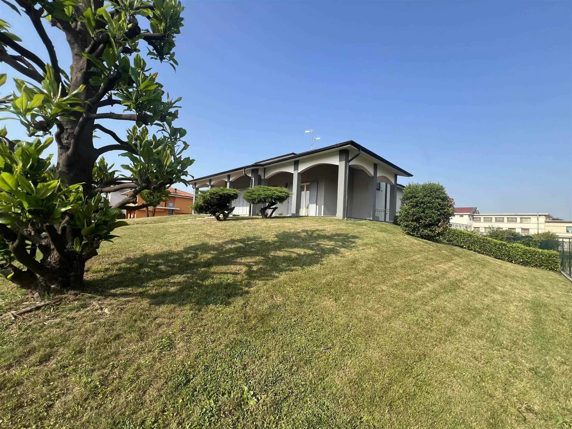 Villa singola con giardino privato di 2000 mq Villa singola con giardino privato di 2000 mq