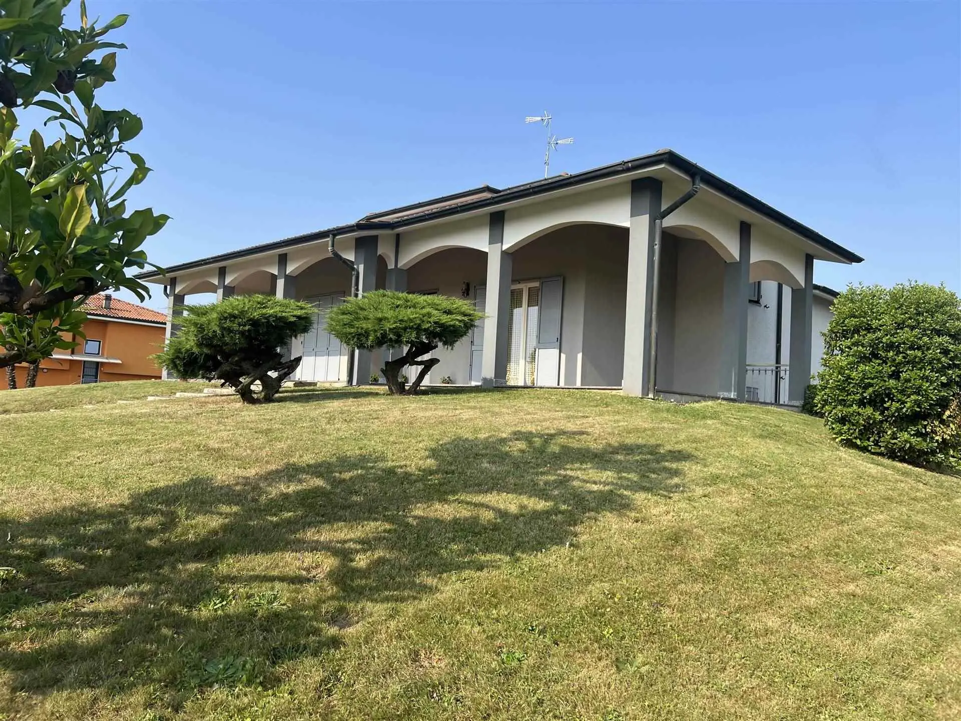 Villa singola con giardino privato di 2000 mq Villa singola con giardino privato di 2000 mq