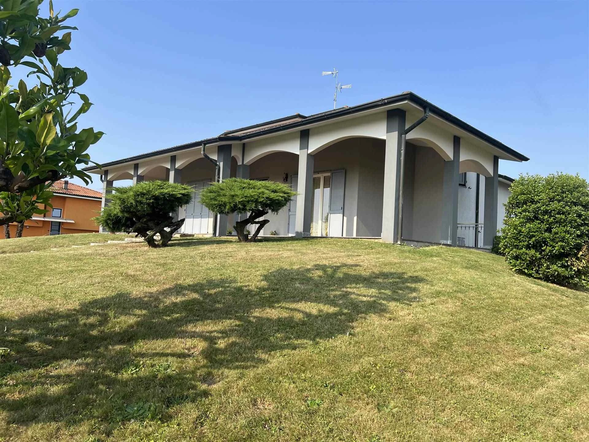 Villa singola con giardino privato di 2000 mq Villa singola con giardino privato di 2000 mq