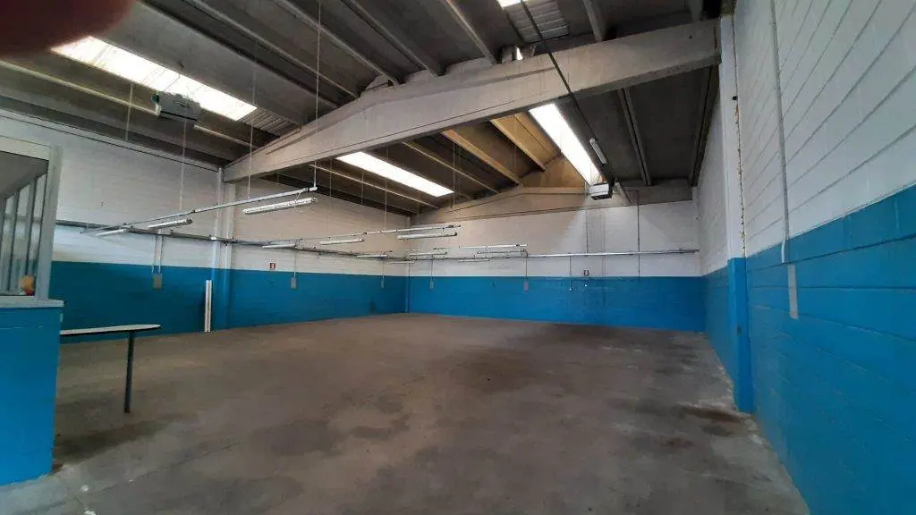 Capannone-Laboratorio in Area Industriale Capannone-Laboratorio in Area Industriale