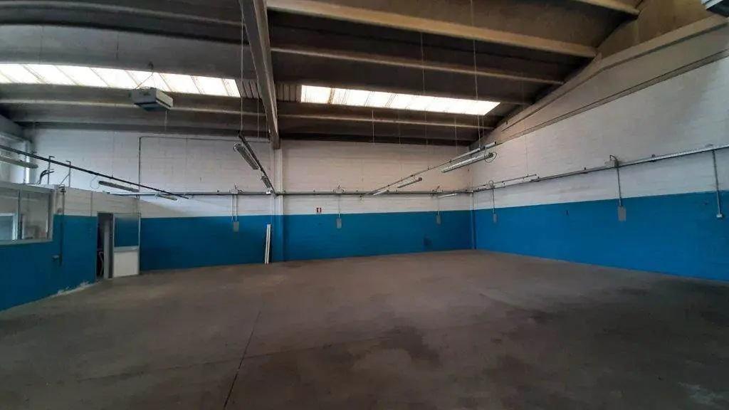 Capannone-Laboratorio in Area Industriale Capannone-Laboratorio in Area Industriale