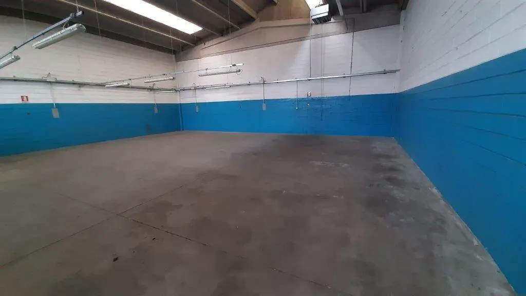 Capannone-Laboratorio in Area Industriale Capannone-Laboratorio in Area Industriale