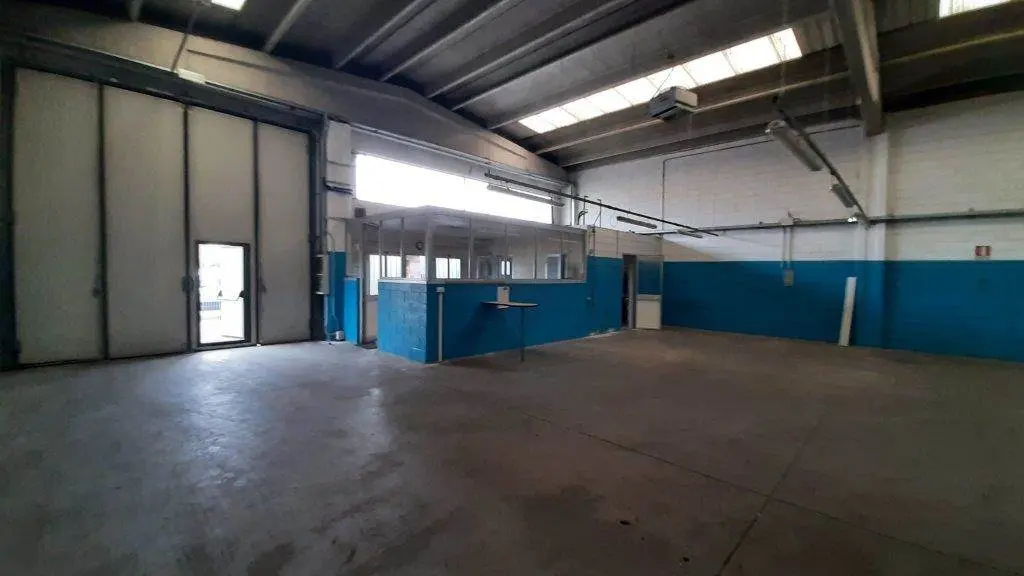 Capannone-Laboratorio in Area Industriale Capannone-Laboratorio in Area Industriale