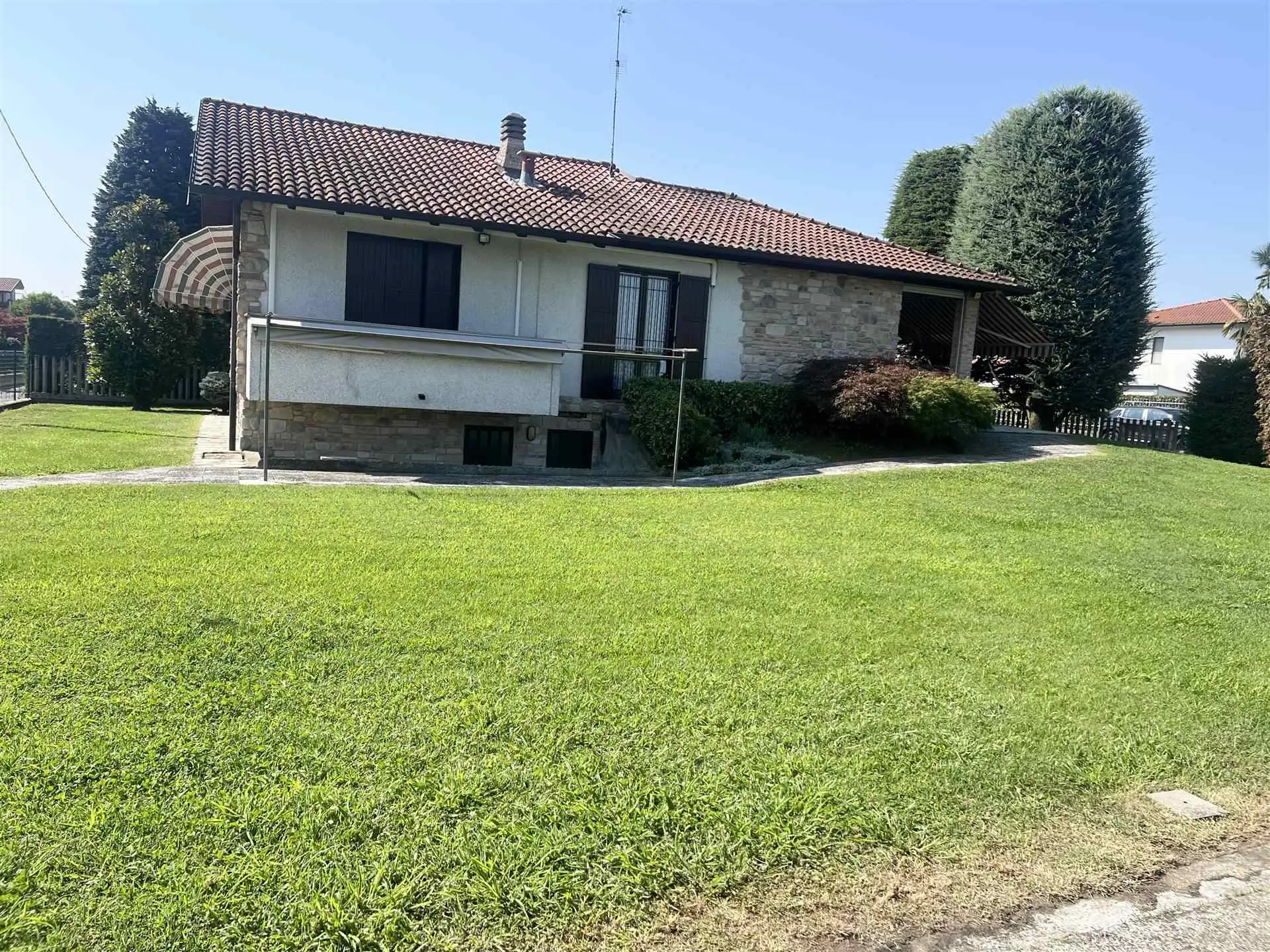 Villa Singola Attorniata da Giardino e Terreno Agricolo con Tre Camere, Ampio Interrato Villa Singola Attorniata da Giardino e Terreno Agricolo con Tre Camere, Ampio Interrato