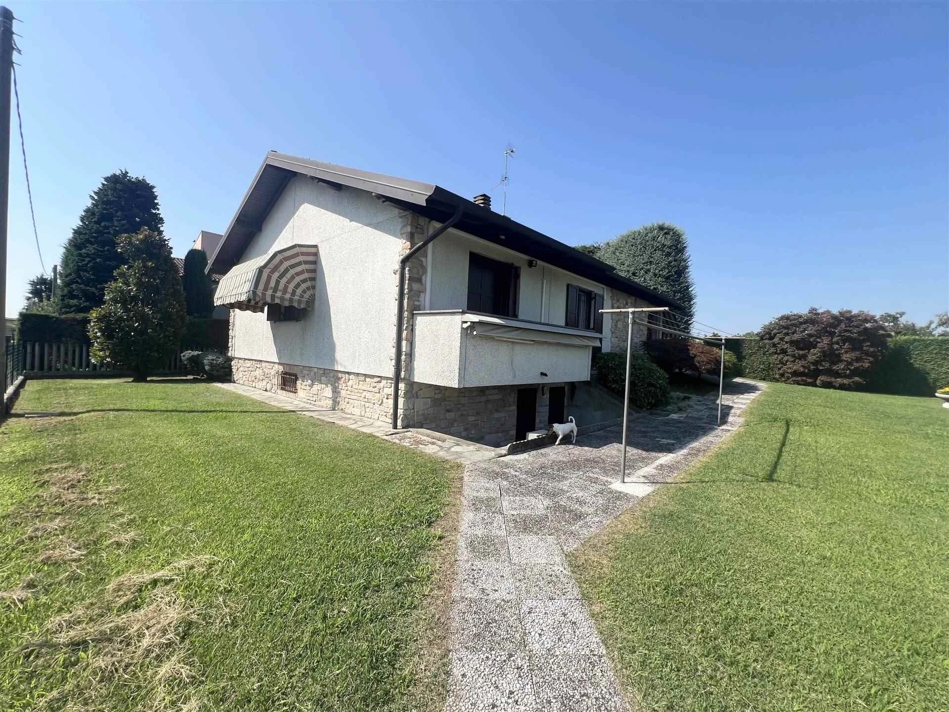 Villa Singola Attorniata da Giardino e Terreno Agricolo con Tre Camere, Ampio Interrato Villa Singola Attorniata da Giardino e Terreno Agricolo con Tre Camere, Ampio Interrato