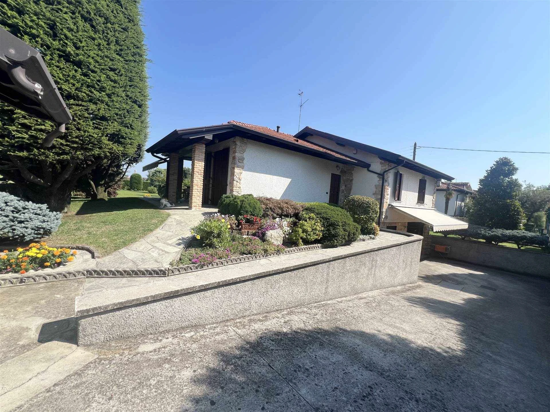 Villa Singola Attorniata da Giardino e Terreno Agricolo con Tre Camere, Ampio Interrato Villa Singola Attorniata da Giardino e Terreno Agricolo con Tre Camere, Ampio Interrato