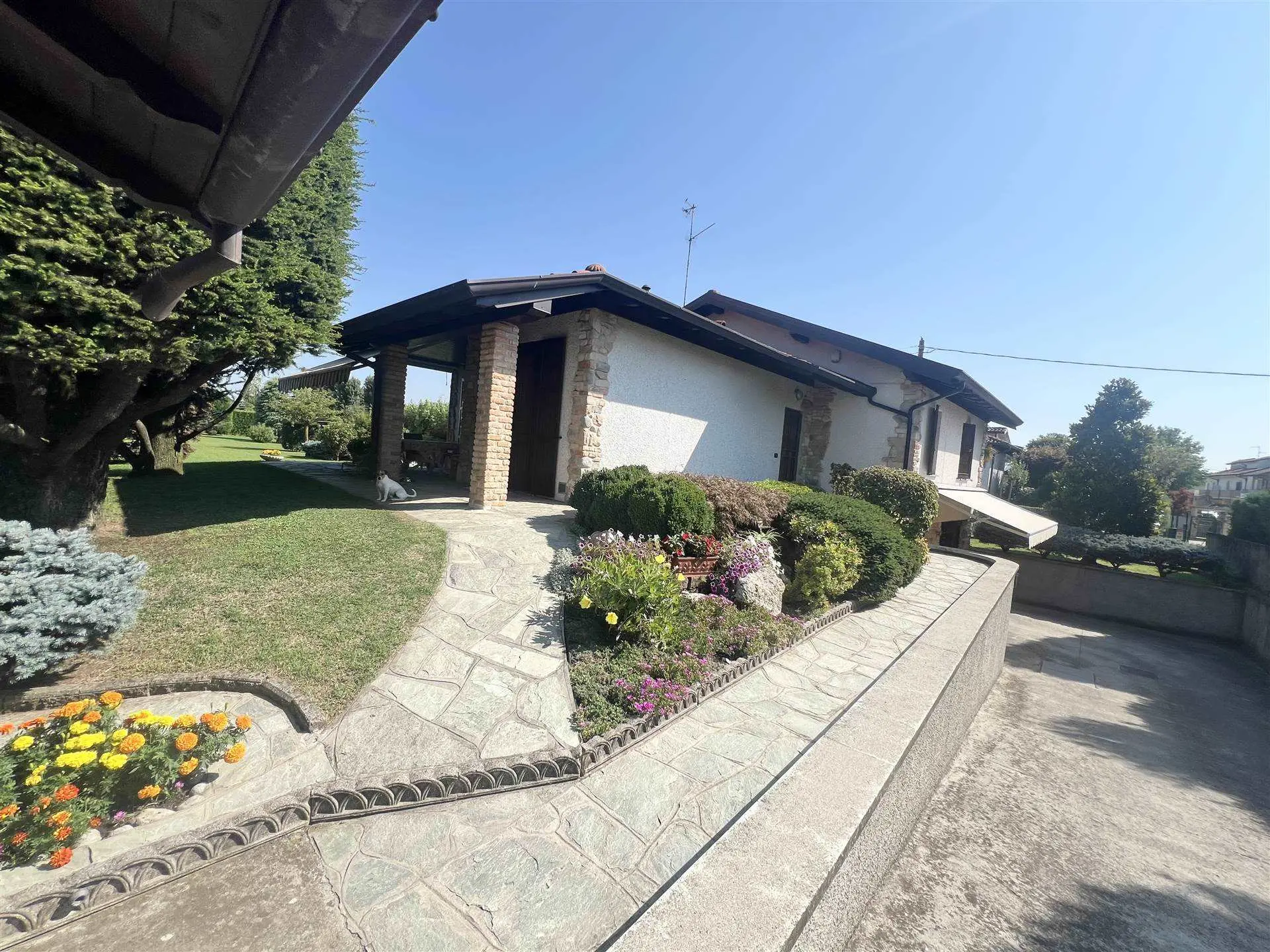 Villa Singola Attorniata da Giardino e Terreno Agricolo con Tre Camere, Ampio Interrato Villa Singola Attorniata da Giardino e Terreno Agricolo con Tre Camere, Ampio Interrato
