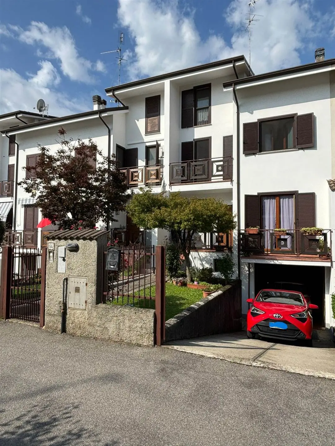 Spaziosa porzione di villa a schiera con giardino privato e mansarda –  Ottima posizione Spaziosa porzione di villa a schiera con giardino privato e mansarda –  Ottima posizione