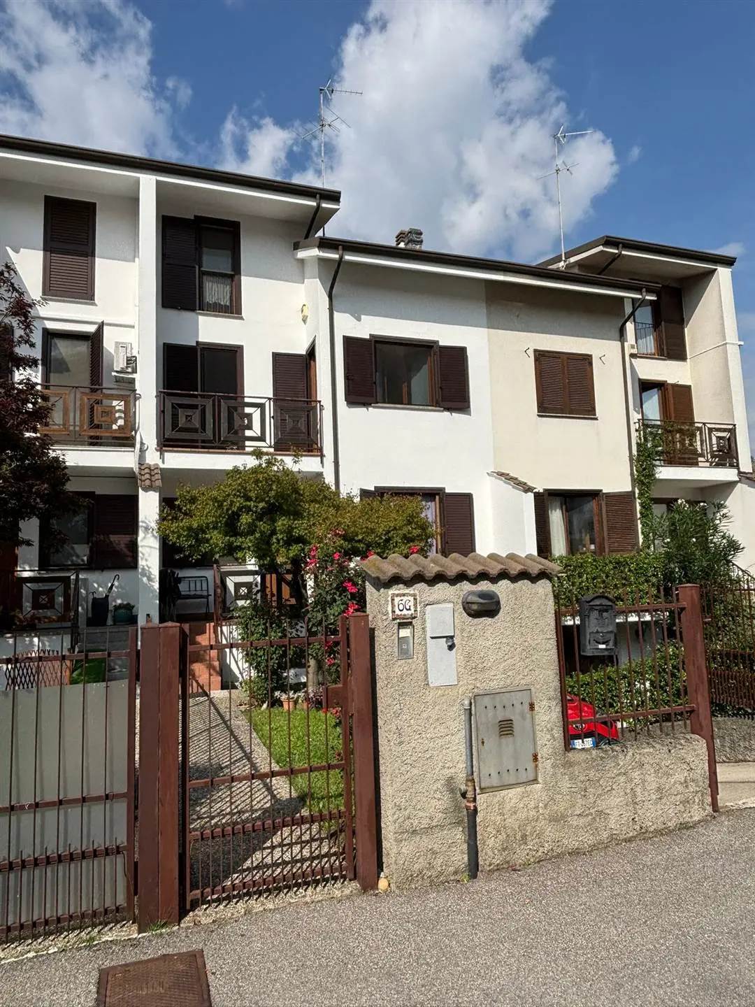 Spaziosa porzione di villa a schiera con giardino privato e mansarda –  Ottima posizione Spaziosa porzione di villa a schiera con giardino privato e mansarda –  Ottima posizione