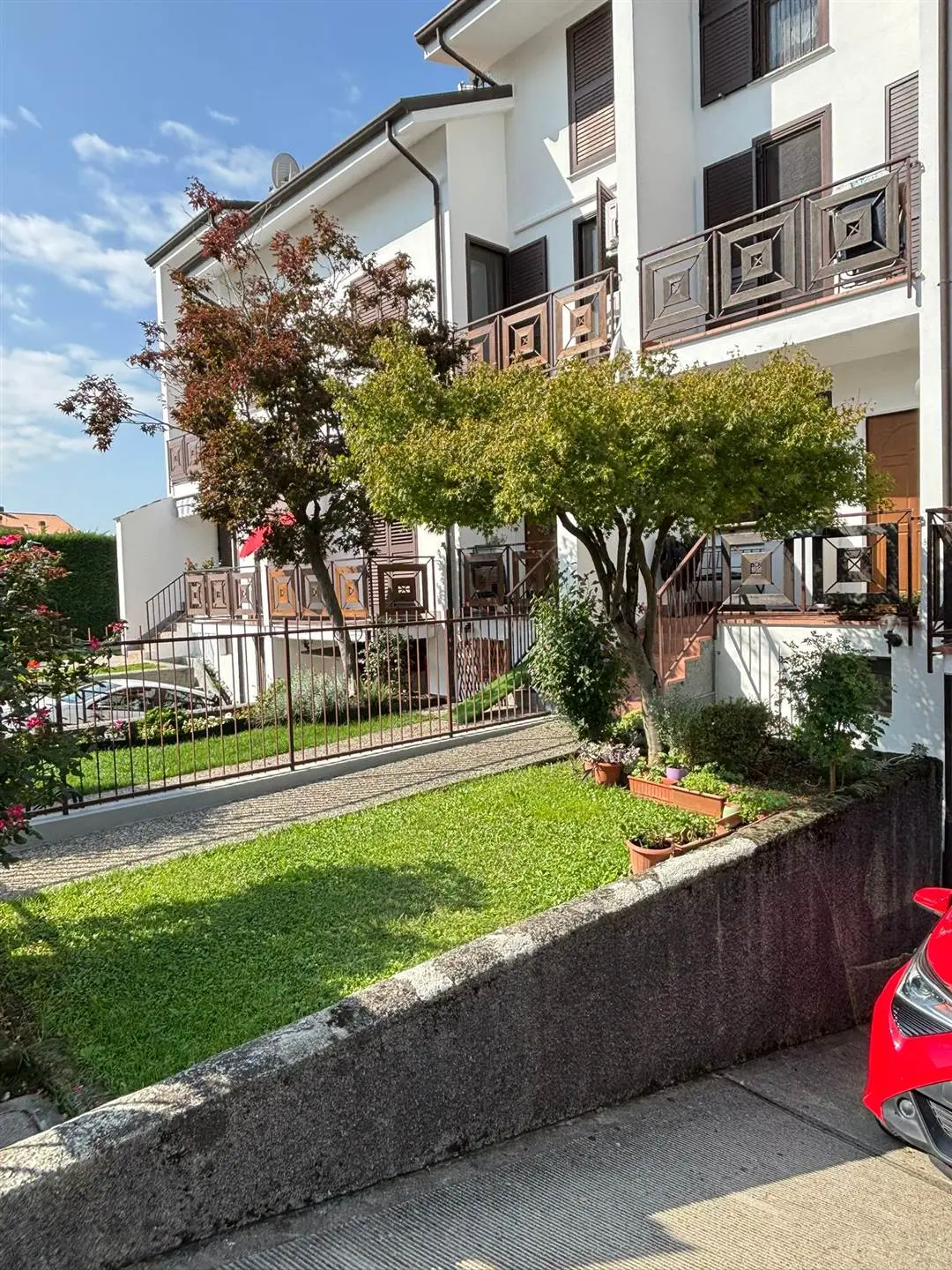 Spaziosa porzione di villa a schiera con giardino privato e mansarda –  Ottima posizione Spaziosa porzione di villa a schiera con giardino privato e mansarda –  Ottima posizione