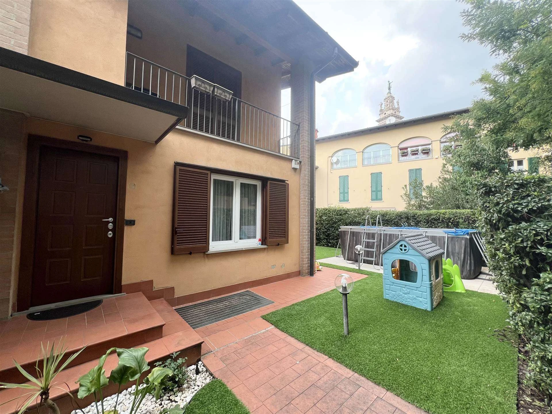 Villetta di testa con giardino privato Villetta di testa con giardino privato