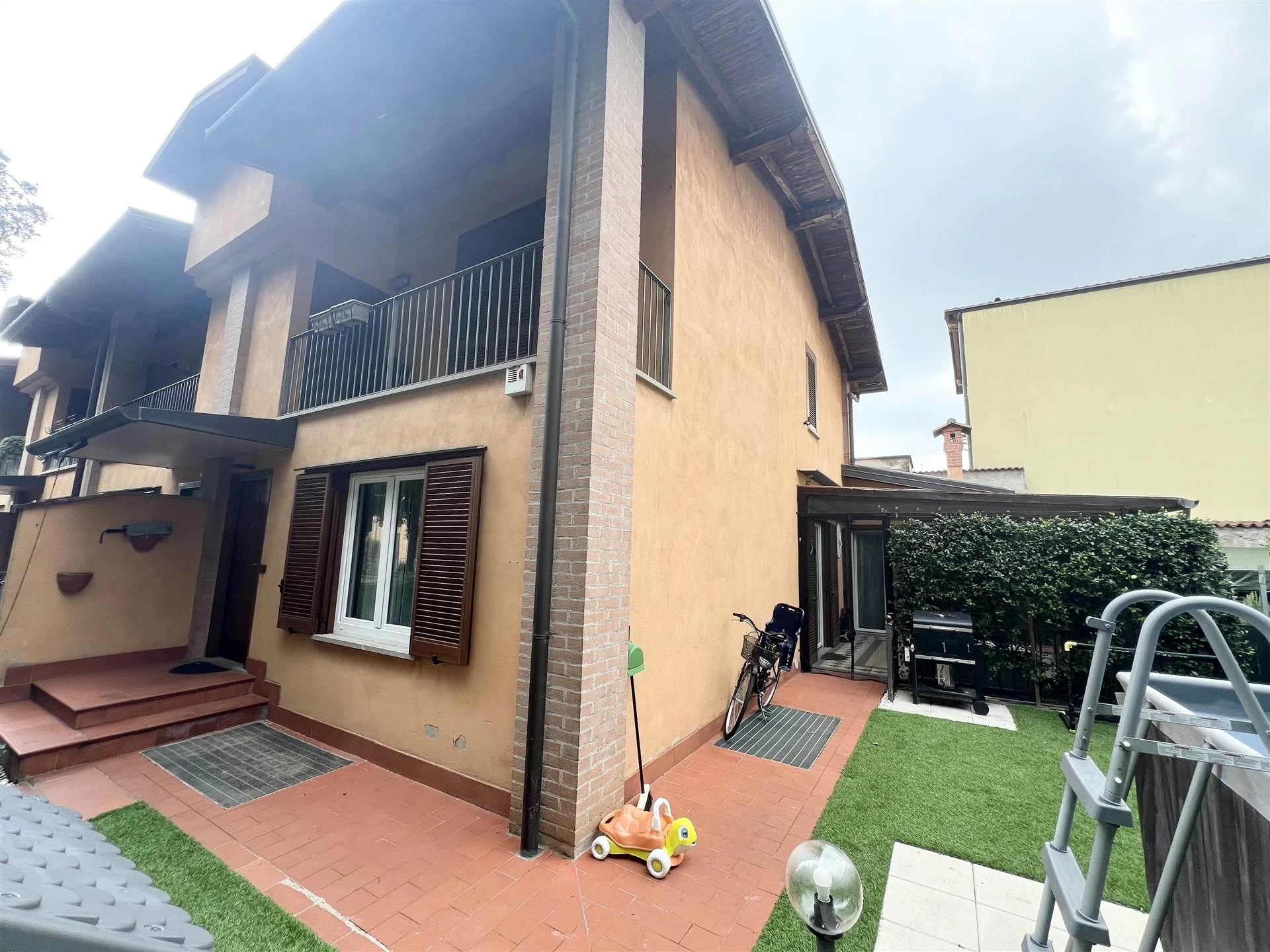 Villetta di testa con giardino privato Villetta di testa con giardino privato