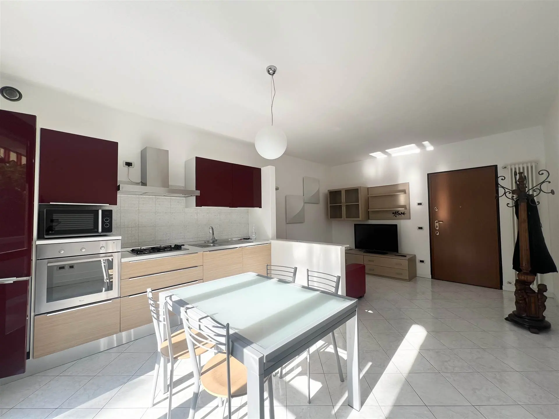 Ampio bilocale moderno Arredato IN CLASSE B Ampio bilocale moderno Arredato IN CLASSE B