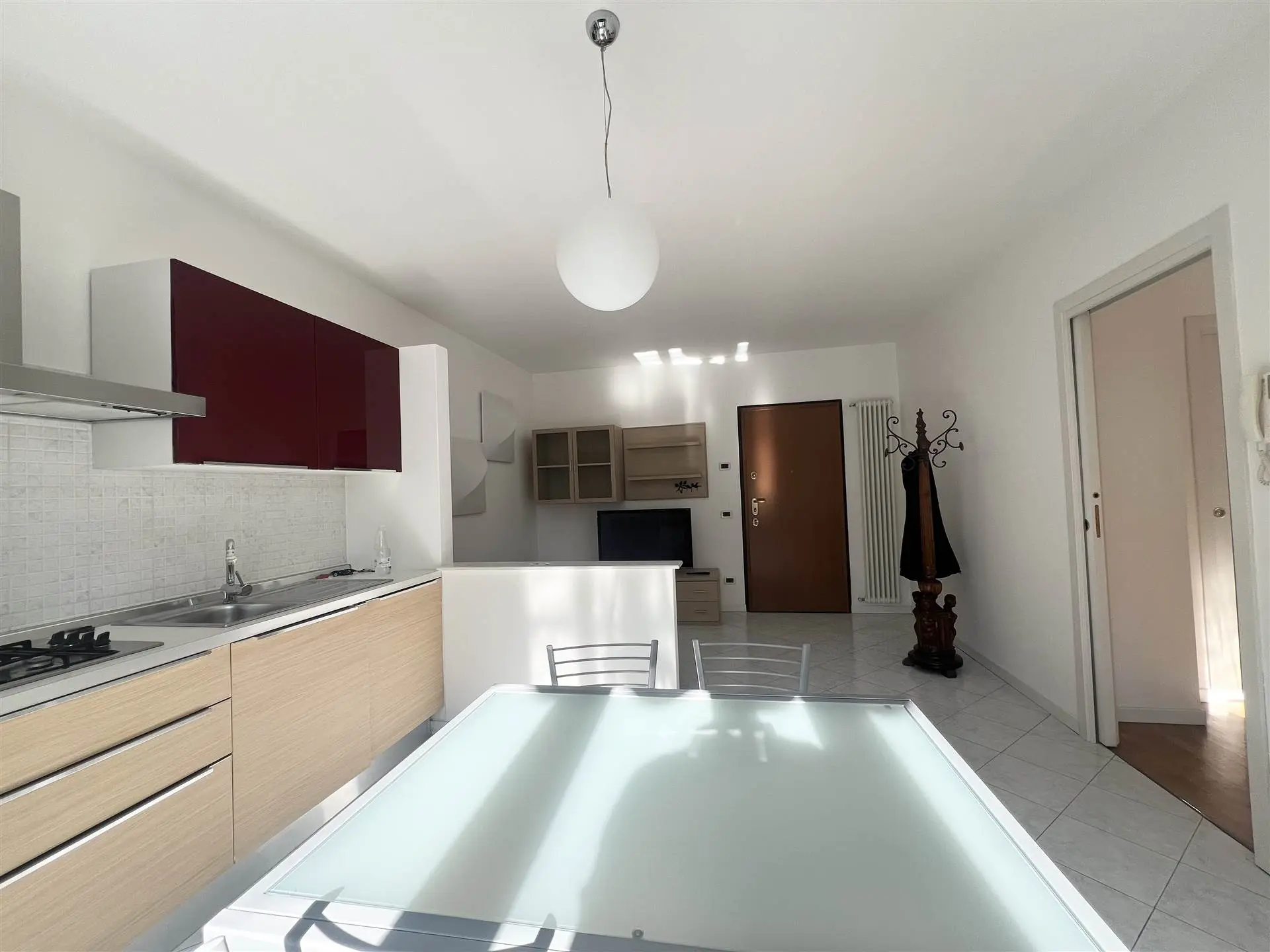 Ampio bilocale moderno Arredato IN CLASSE B Ampio bilocale moderno Arredato IN CLASSE B