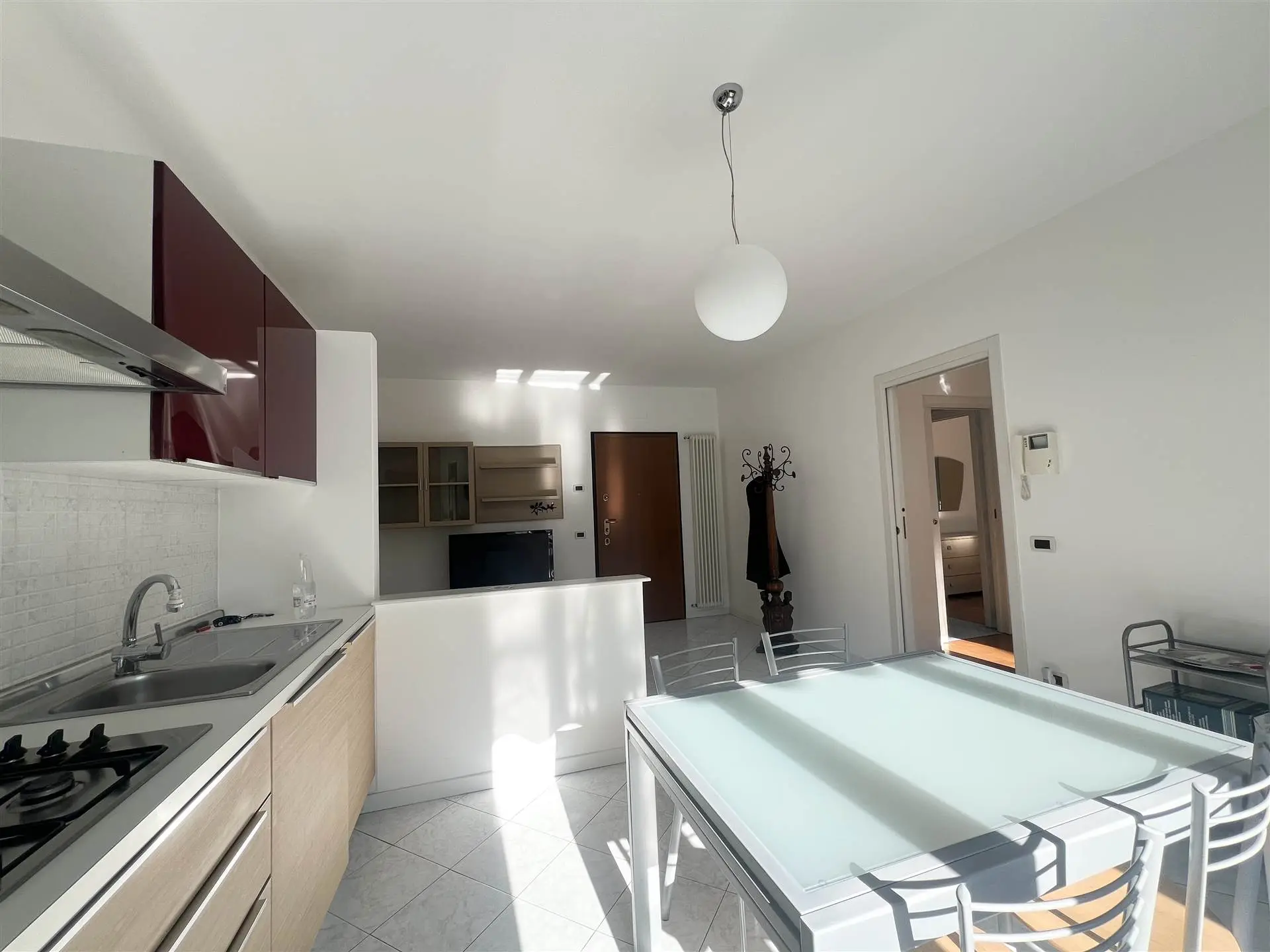 Ampio bilocale moderno Arredato IN CLASSE B Ampio bilocale moderno Arredato IN CLASSE B