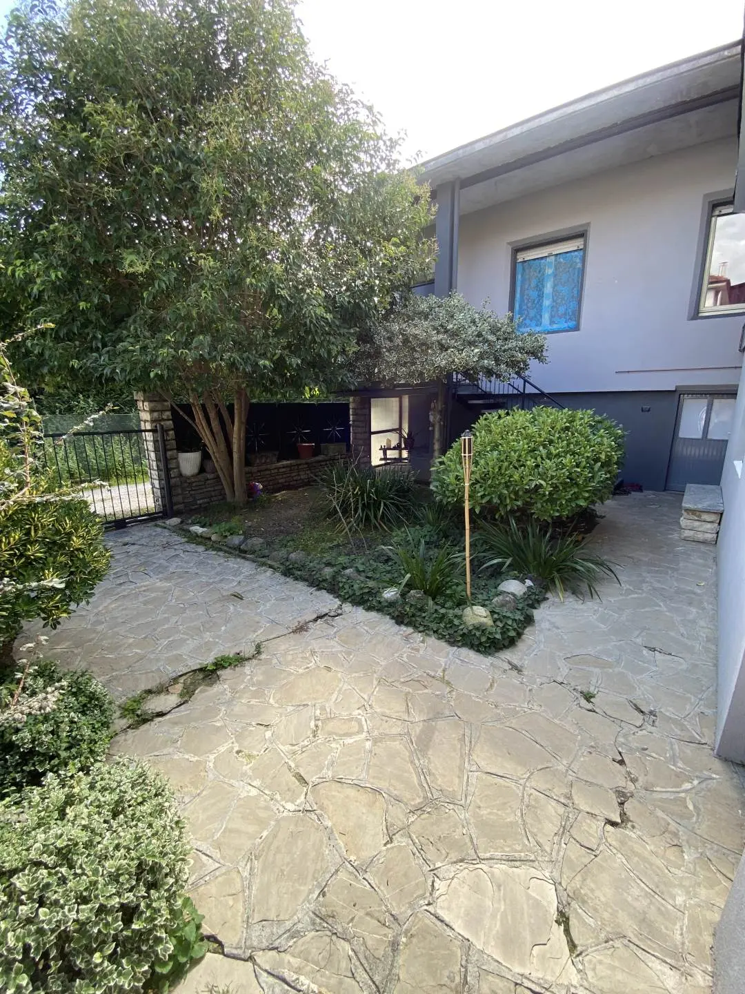 Ideale per due famiglie – Villetta di testa con doppio appartamento e taverna a Bernareggio Ideale per due famiglie – Villetta di testa con doppio appartamento e taverna a Bernareggio