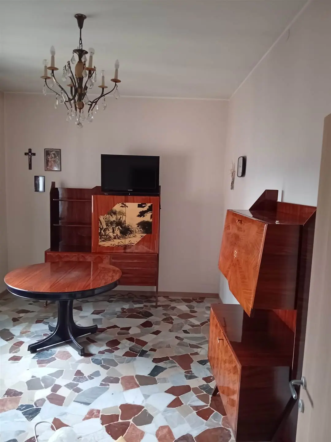 Carnate Centro – Ampio Bilocale Ristrutturato con Box e Cantina Carnate Centro – Ampio Bilocale Ristrutturato con Box e Cantina