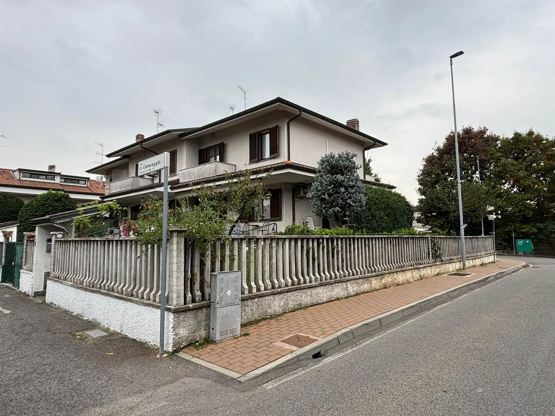 Immobile Trezzano Rosa – Villetta a schiera di testa con ampio giardino e taverna Immagine di copertina dell'immobile Trezzano Rosa – Villetta a schiera di testa con ampio giardino e taverna
