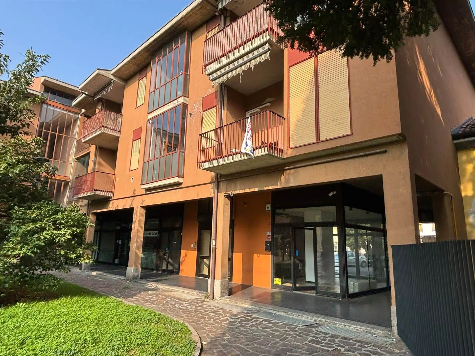 Negozio con Ampia Visibilità in Centro a Trezzo sull'Adda Negozio con Ampia Visibilità in Centro a Trezzo sull'Adda