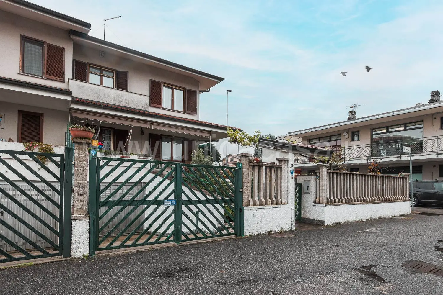 Trezzano Rosa – Villetta a schiera di testa con ampio giardino e taverna Trezzano Rosa – Villetta a schiera di testa con ampio giardino e taverna