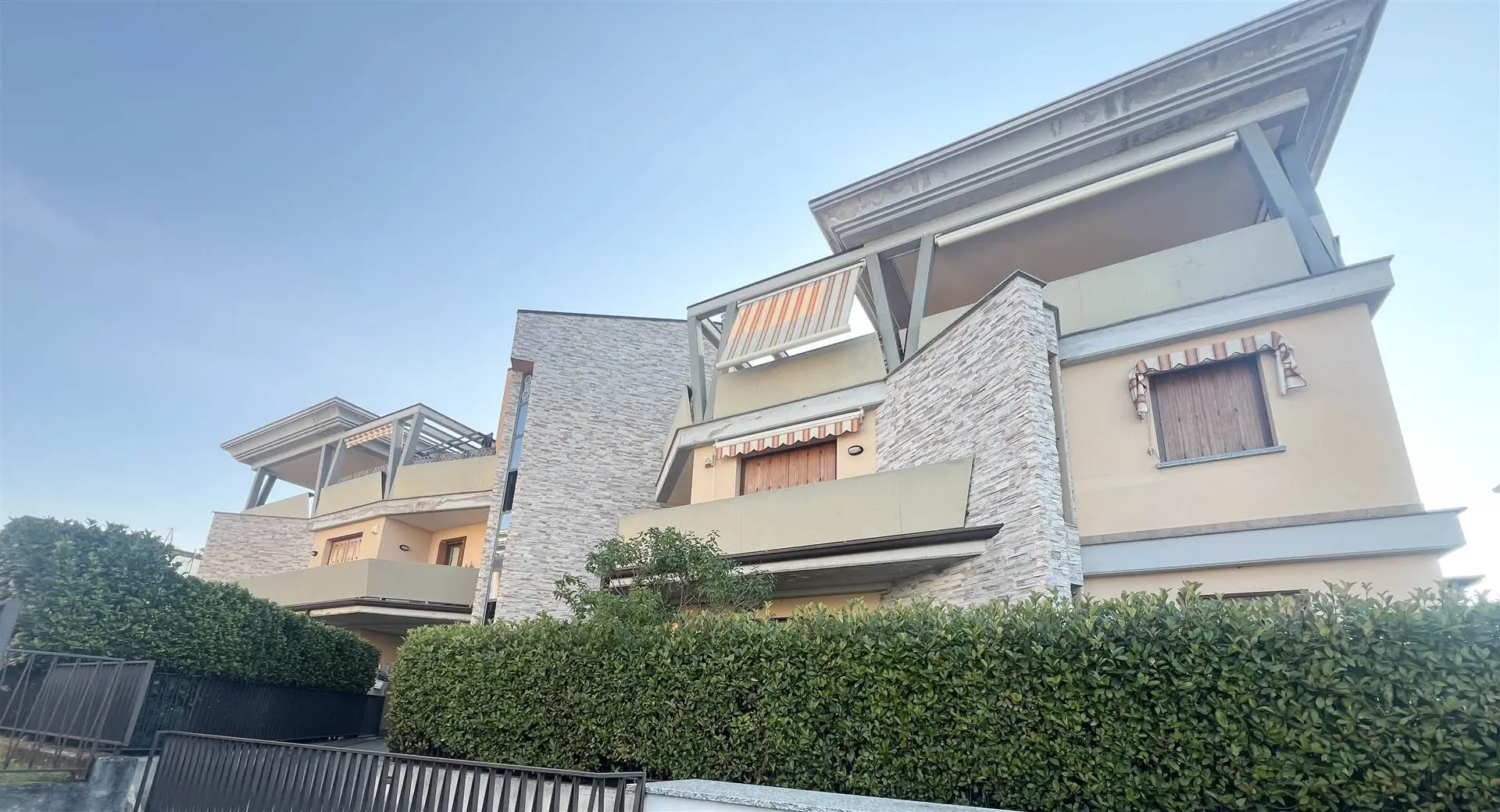 Ampio bilocale moderno Arredato IN CLASSE B Ampio bilocale moderno Arredato IN CLASSE B