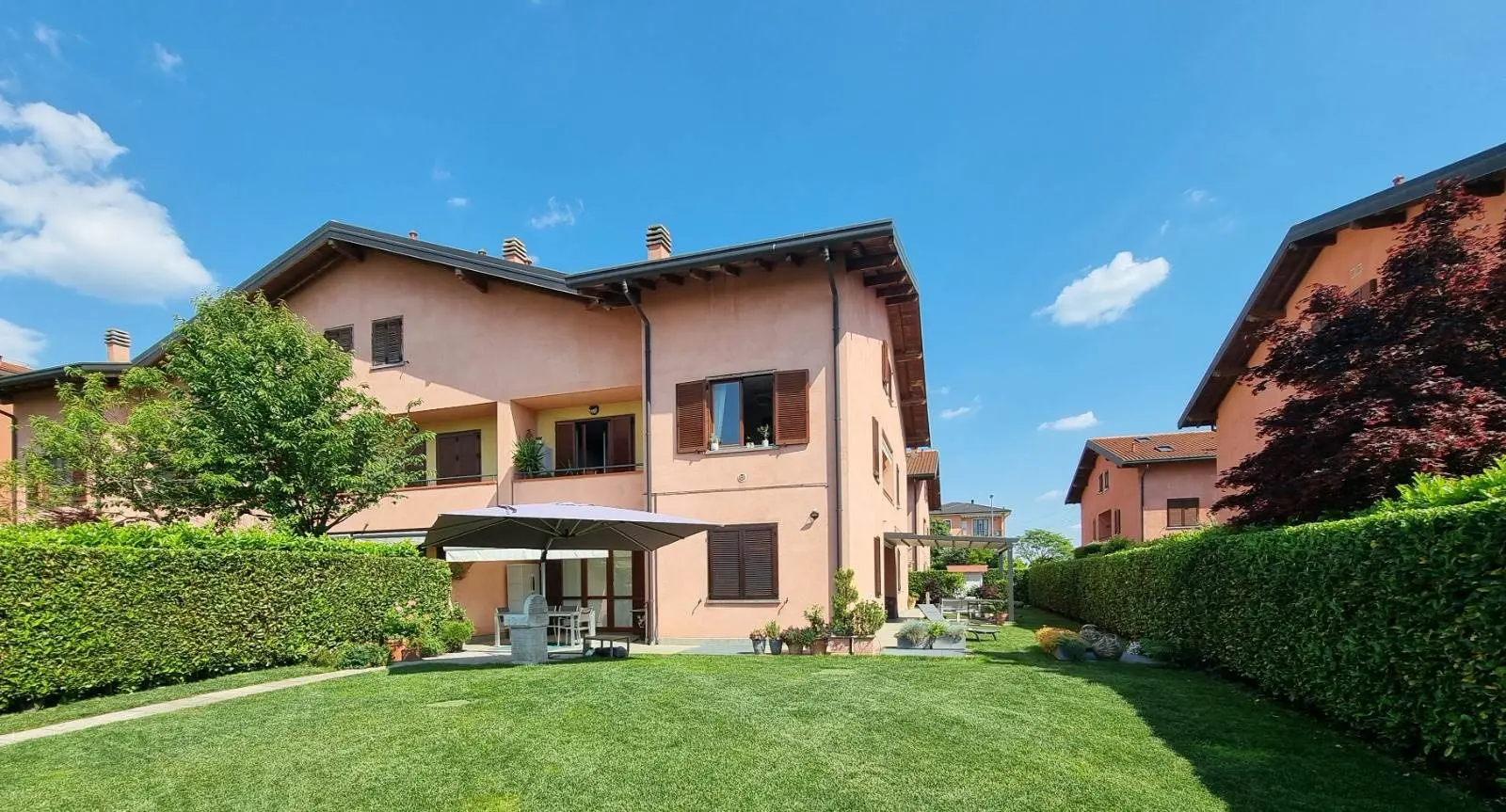 Verderio – Ampio trilocale con doppi servizi, taverna e grande giardino privato Verderio – Ampio trilocale con doppi servizi, taverna e grande giardino privato