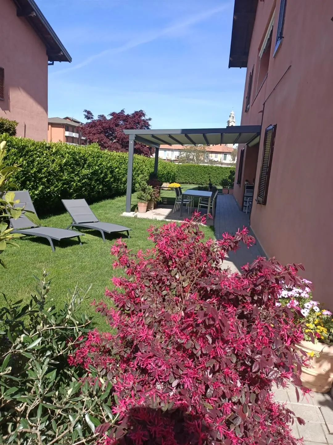 Verderio – Ampio trilocale con doppi servizi, taverna e grande giardino privato Verderio – Ampio trilocale con doppi servizi, taverna e grande giardino privato