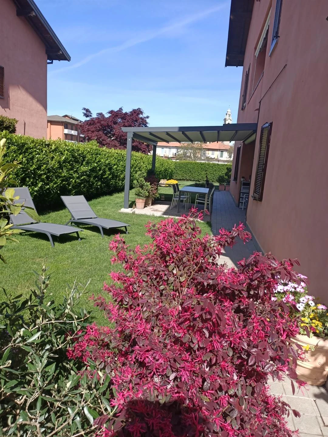 Verderio – Ampio trilocale con doppi servizi, taverna e grande giardino privato Verderio – Ampio trilocale con doppi servizi, taverna e grande giardino privato