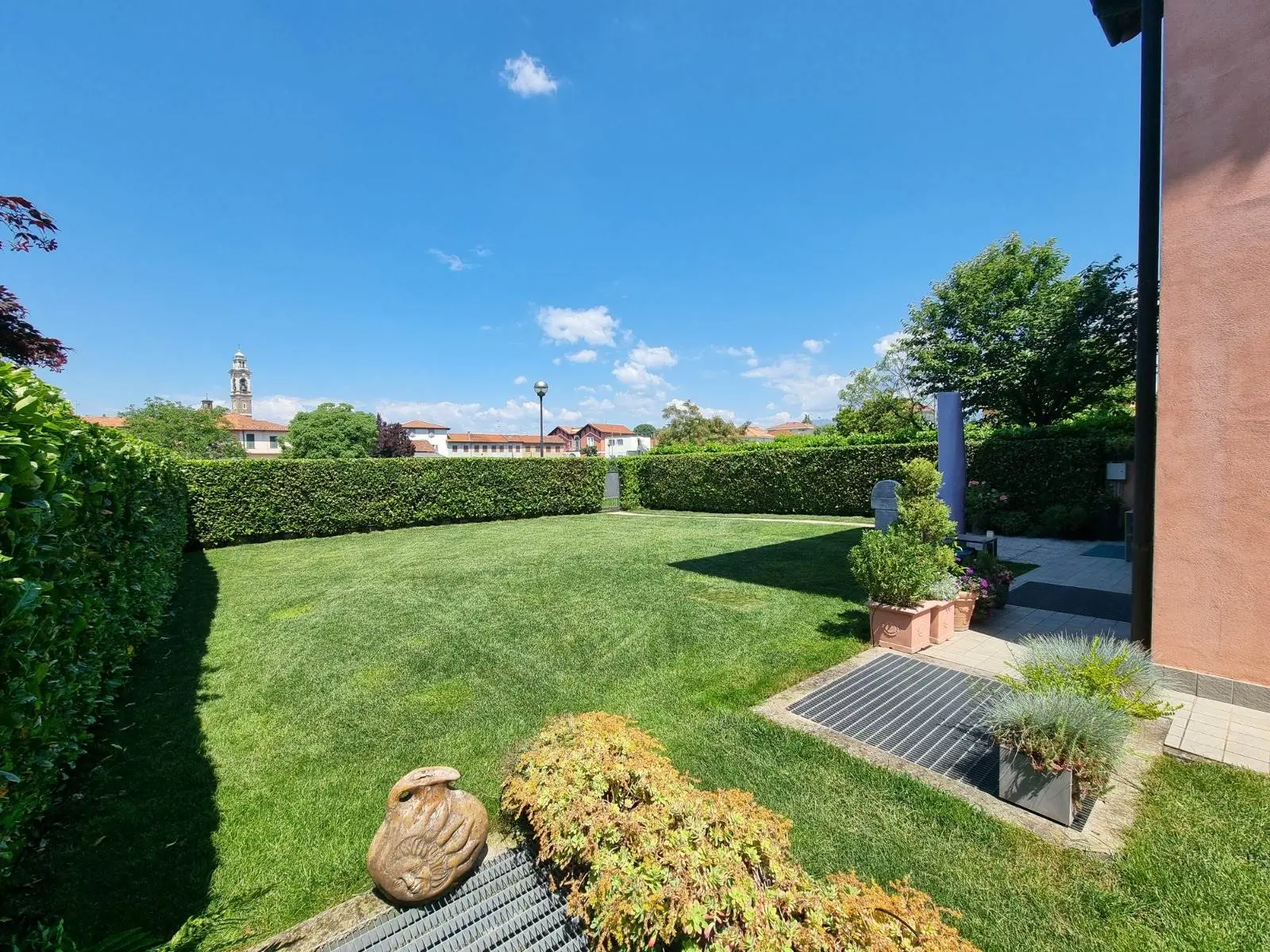 Verderio – Ampio trilocale con doppi servizi, taverna e grande giardino privato Verderio – Ampio trilocale con doppi servizi, taverna e grande giardino privato