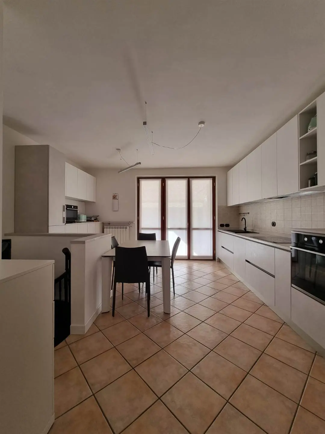 Verderio – Ampio trilocale con doppi servizi, taverna e grande giardino privato Verderio – Ampio trilocale con doppi servizi, taverna e grande giardino privato