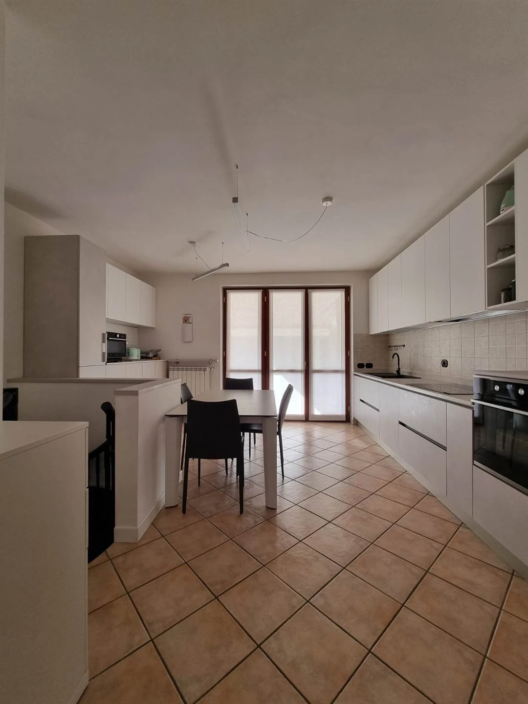 Verderio – Ampio trilocale con doppi servizi, taverna e grande giardino privato Verderio – Ampio trilocale con doppi servizi, taverna e grande giardino privato