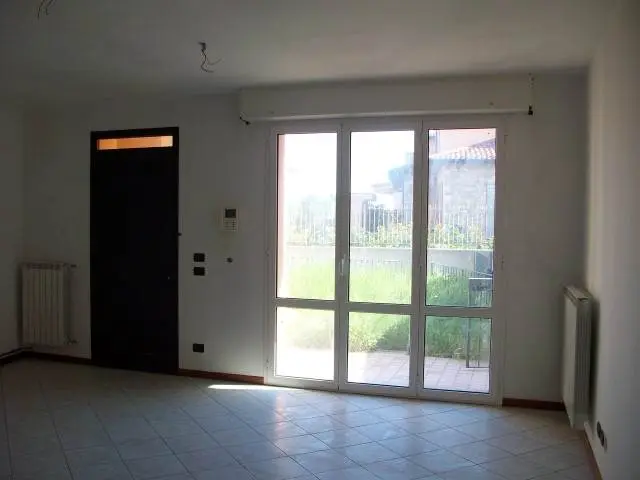 Bilocale con area esterna libero subito Bilocale con area esterna libero subito