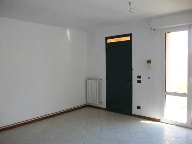 Bilocale con area esterna libero subito Bilocale con area esterna libero subito