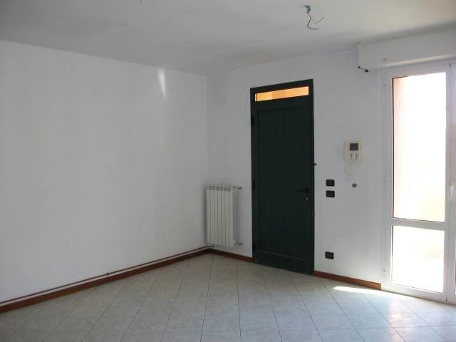 Bilocale con area esterna libero subito Bilocale con area esterna libero subito