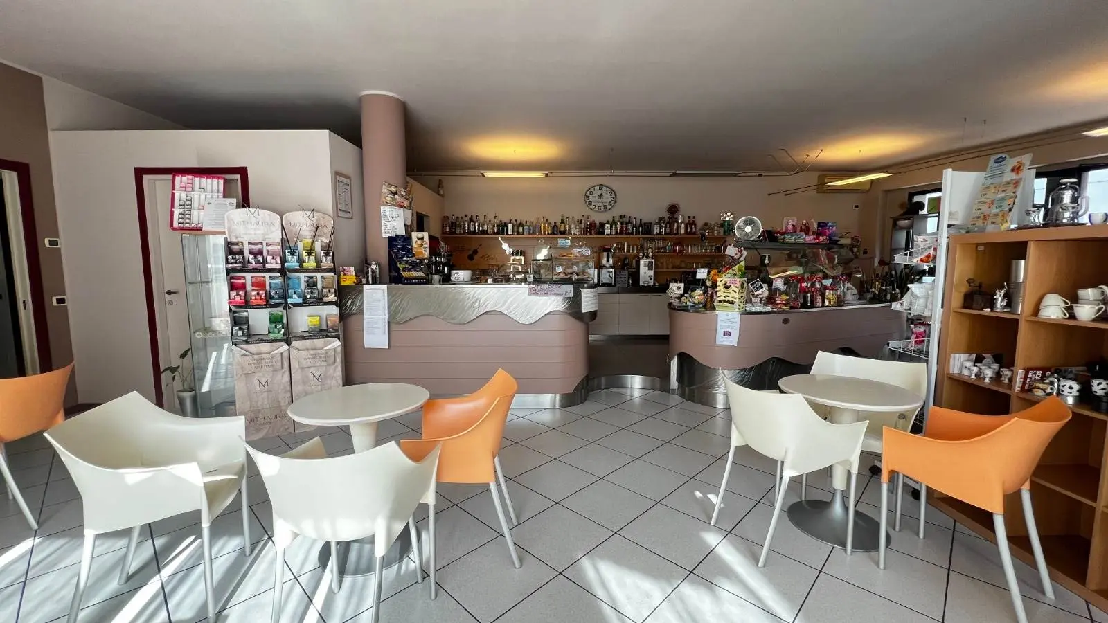 Vendesi attività di bar in centro a Canonica Vendesi attività di bar in centro a Canonica