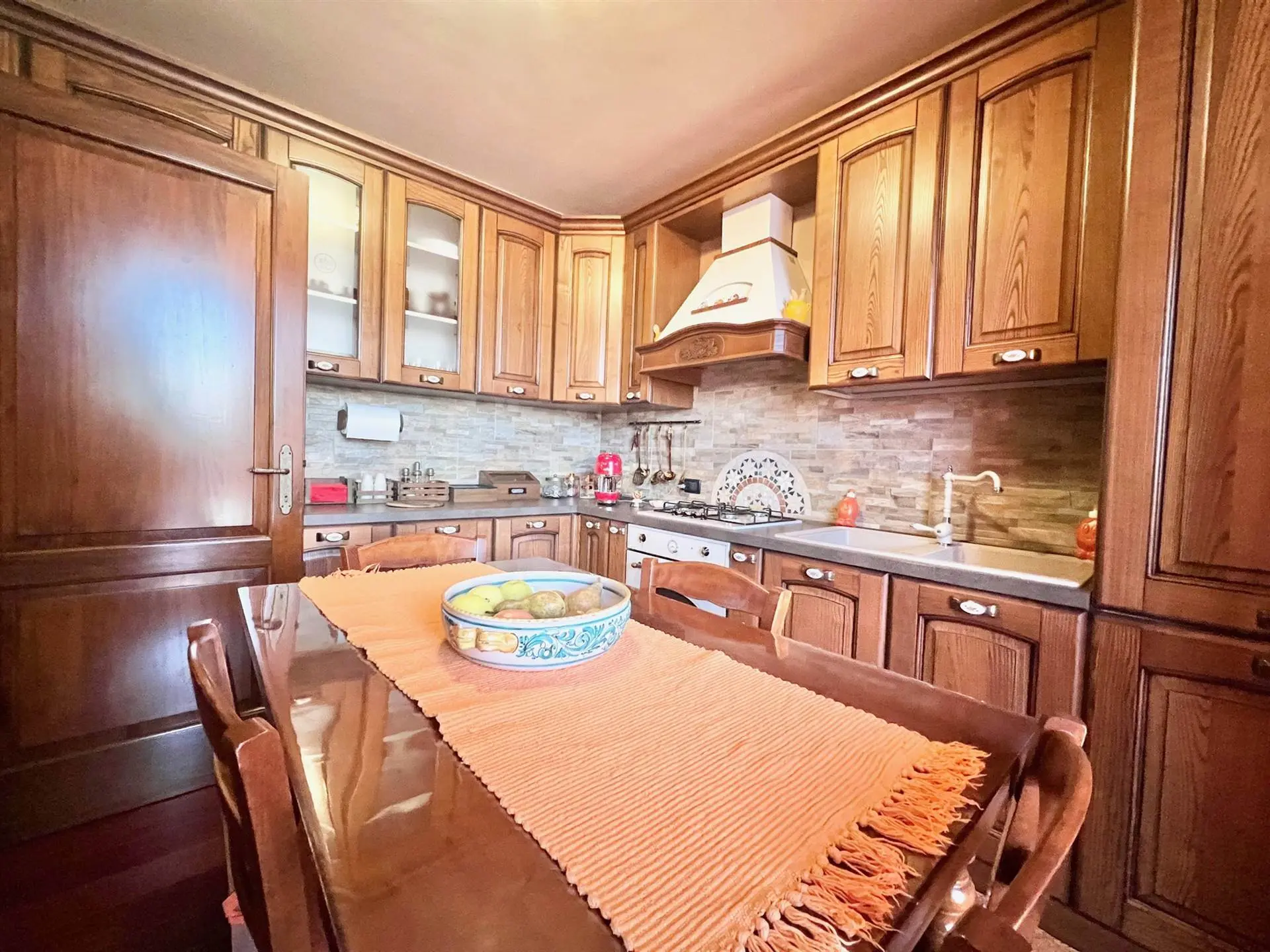 Trilocale indipendente taverna e giardino Trilocale indipendente taverna e giardino